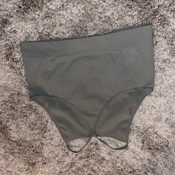 H&M ribbed tank top - Picture 2 of 2